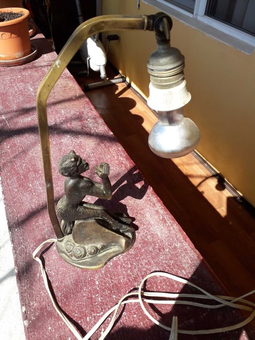 Statueta din bronz ca veioza