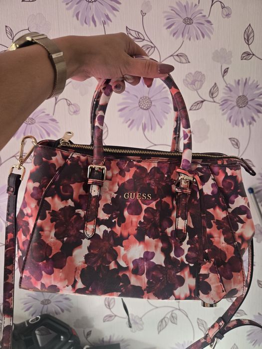 Чанта и раница Guess