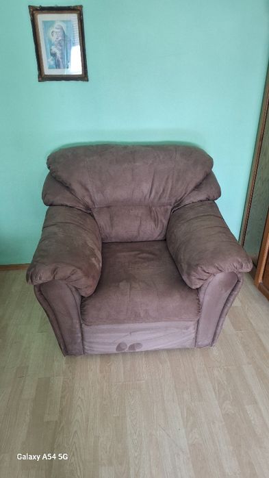 Vând set: două canapele spațioase + fotoliu.