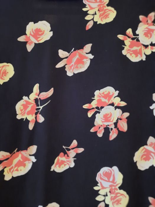 Bluza din vascoza neagra cu imprimeu floral mărimea 42