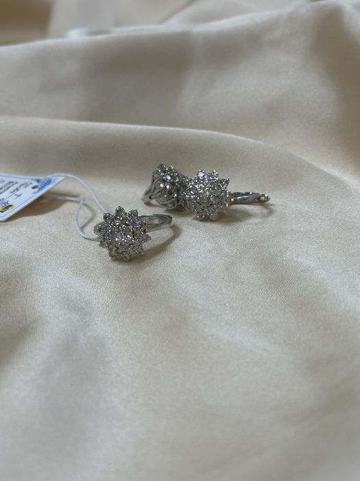 комплект с бриллантами в белом золоте