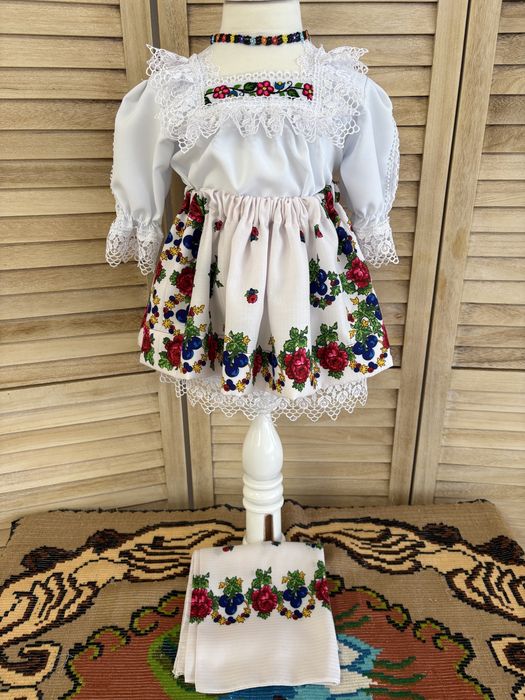 Costum popular pentru fetite de Maramures cu opinci