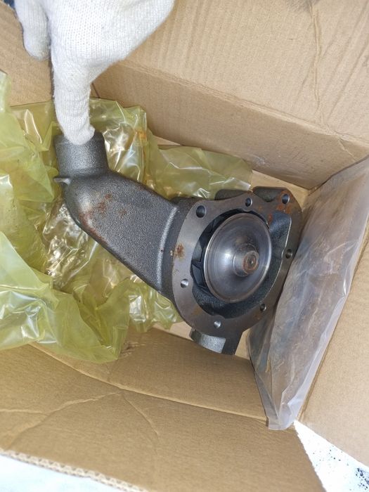 Продам помпу на мерседес 814