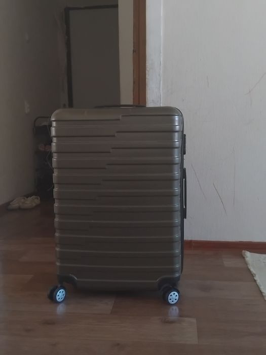 Продам чемодан 15 тыс размер XL
