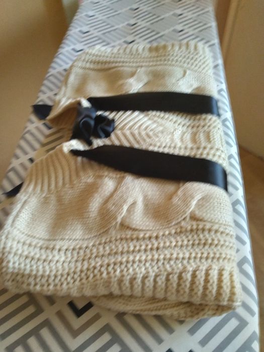 Pulover crem cu accesoriu