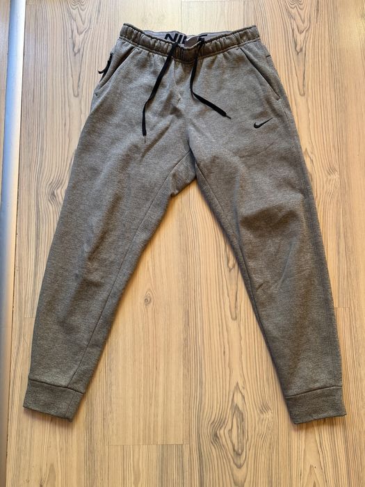 Сив анцуг на Nike