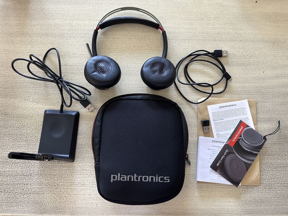 Безжични слушалки Plantronics Voyager Focus UC