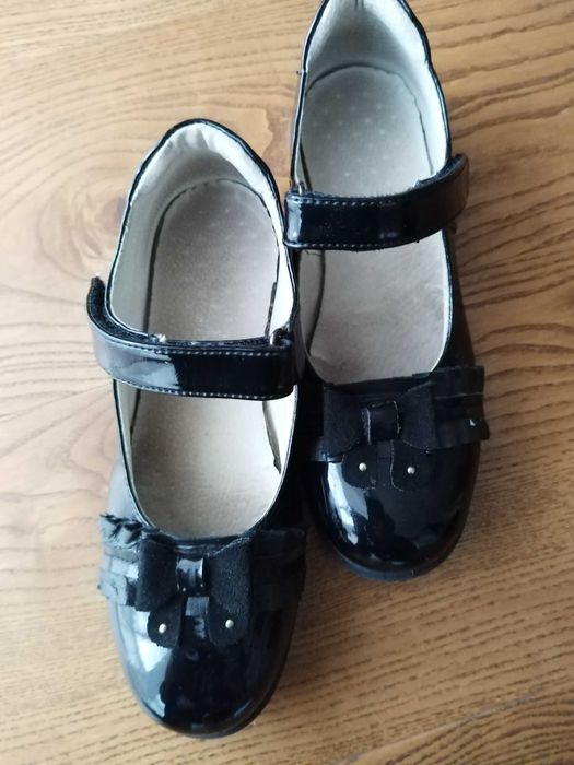 Pantofiori negri de lac