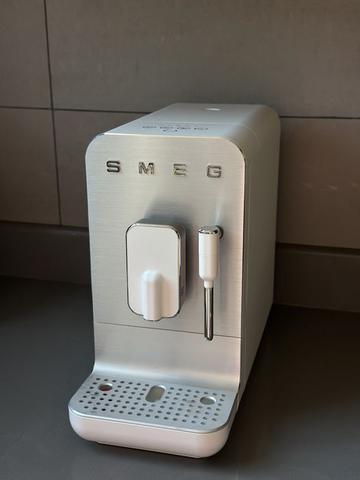 Кофемашина Smeg, белая