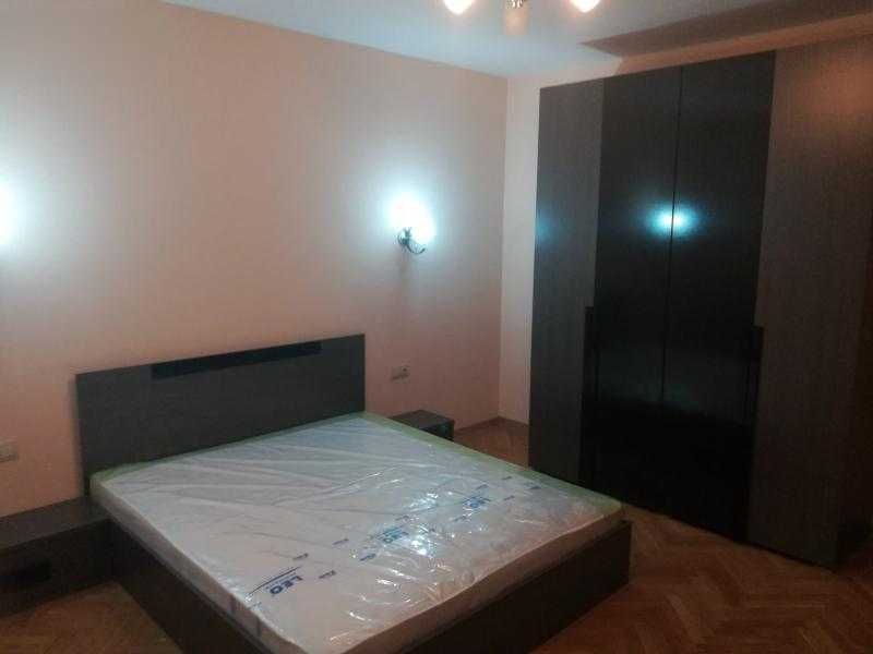 Дава се под наем Тристаен апартамент в София, Център - 100 кв.м за 816 € - Снимка #2