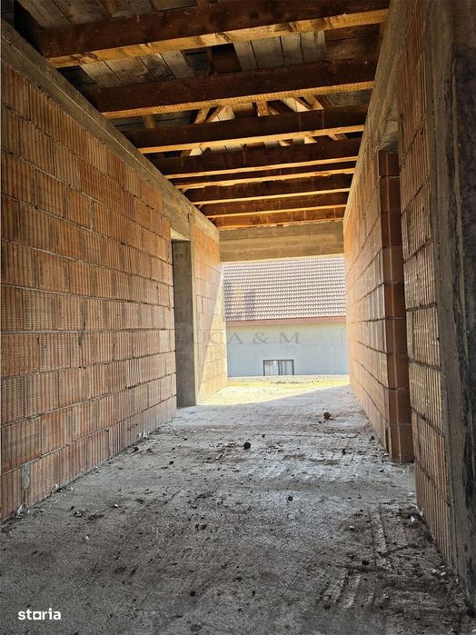 Casa parter si etaj la rosu ,Recas