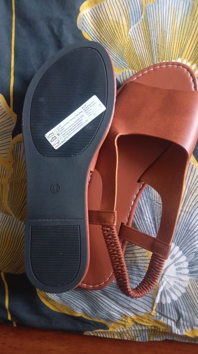 Продам босоножки новые