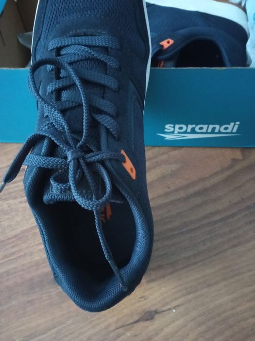 Vând adidași sprandi