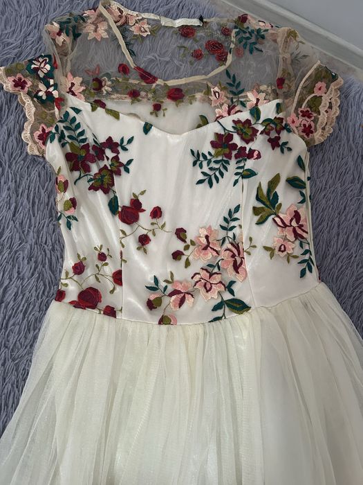 Продаеться 2 платья