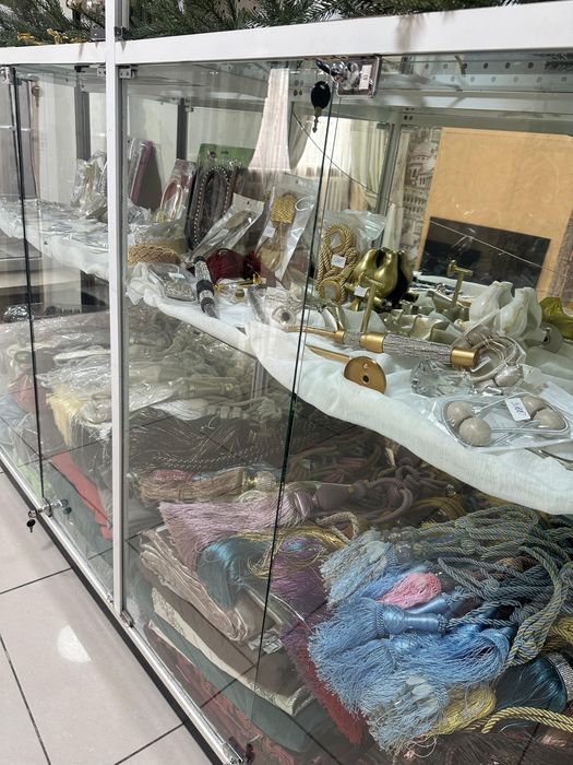 продается витрина стеклянная