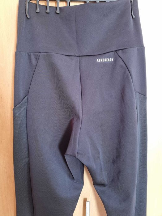 Продавам чисто нов оригинален дамски клин  Adidas originals Aeroready