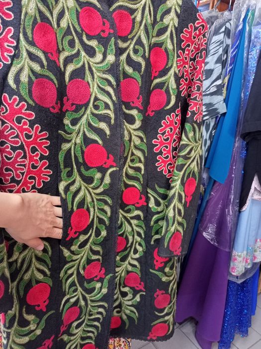 Миллий устки кийим сотилади .