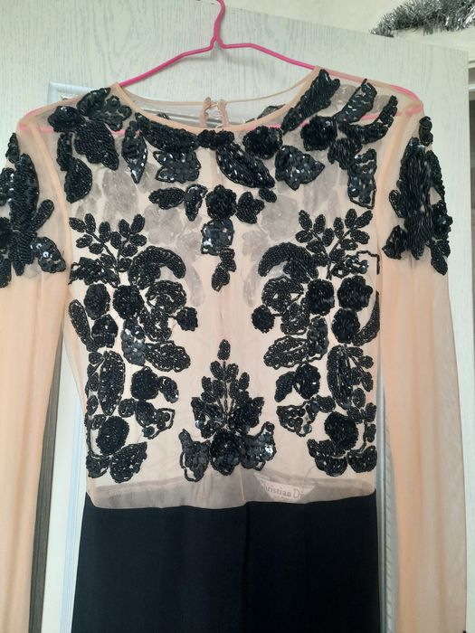 Платье размер 34-36,очень красиво смотрится