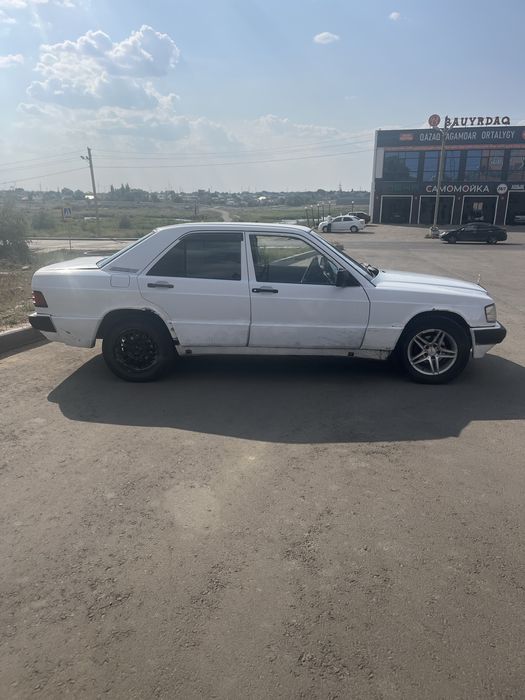 Mersedes w 190 белый механика