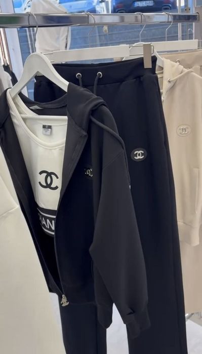 Trening Chanel 3 piese 
Marime M  L XL XXL 
PREȚ REDUS 275 LEI
ADAUS MAXIM 25 LEI