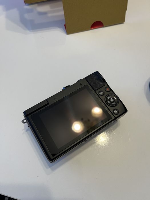 Canon EOS M200 с обектив