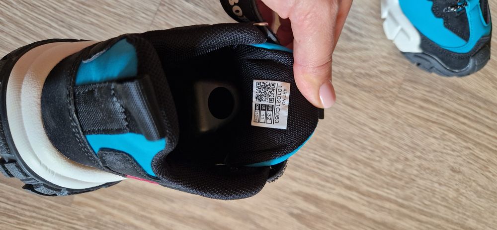 Продам Кроссовки детские новые