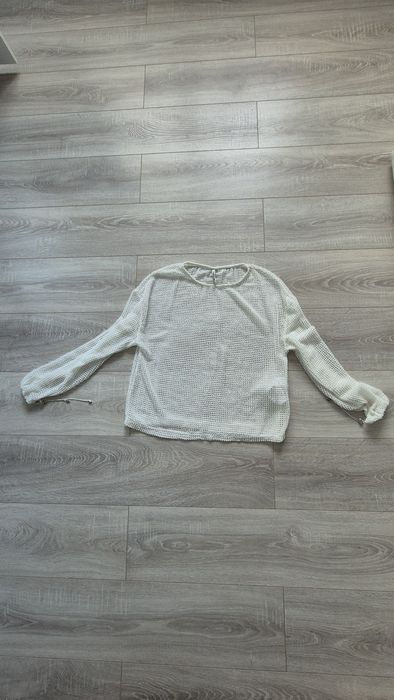 Bluză albă cu găuri