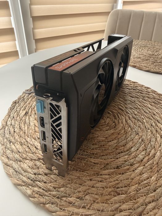 Placa video AMD Radeon RX 7700 XT 12GB