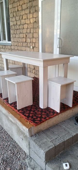 Продам Стол и табуретки