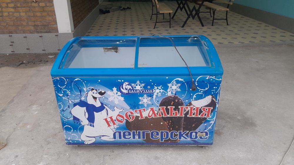 Стол с стульями новый и морозильник