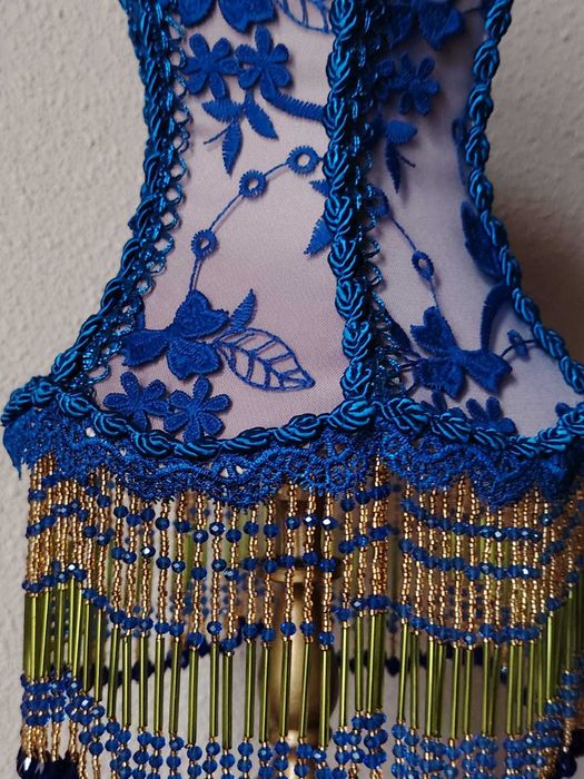 Abajur albastru si franjuri de margele pentru veioza