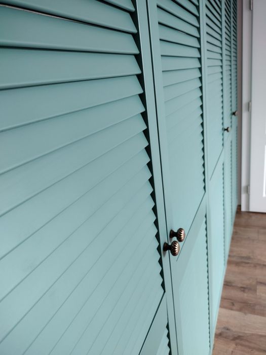 Мебели с жалузни вратички