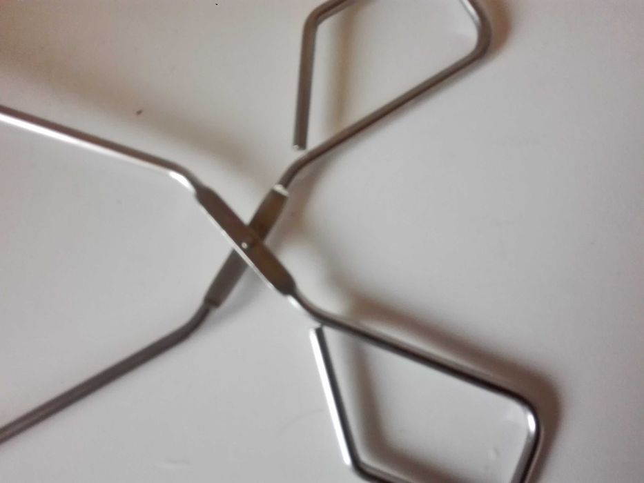 Емайлирана тенджера , чаени лъжички и щипка за скара.