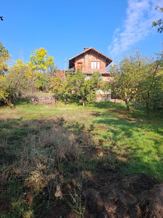 Къща с двор за продажба в с. Светля, Община Ковачевци.