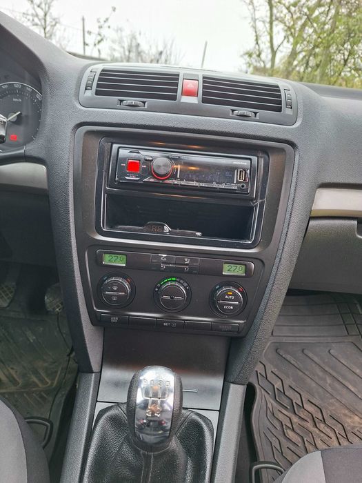 Vând Skoda Octavia 2 - 1,6/8v/102cp - 2005 - benzina si GPL