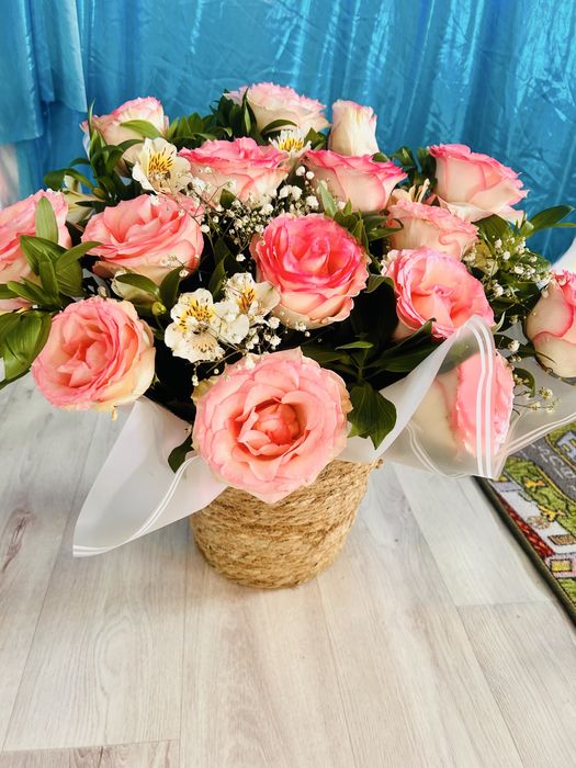 Розовые розы в корзине