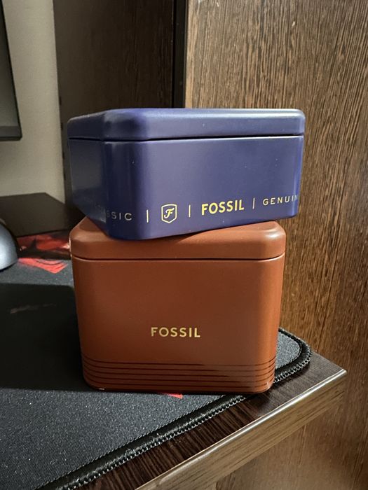 Cutie metalica albastra Fossil