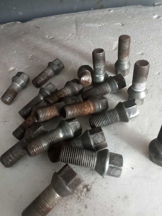 Болты  автомобильные