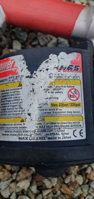 Pistol pneumatic cuie lemn Max HN65