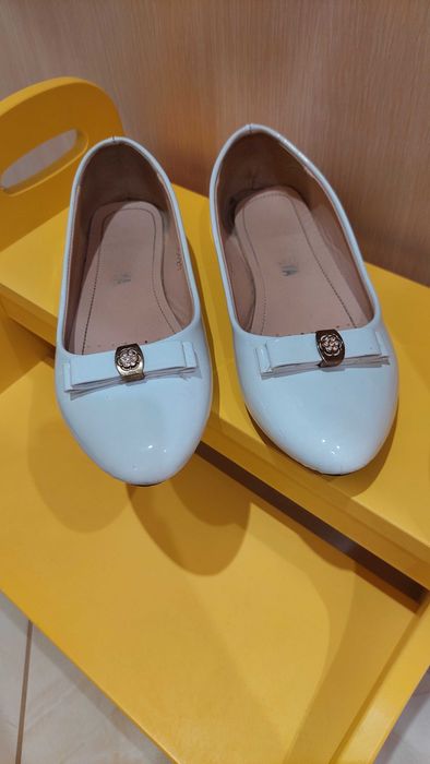 Ниски лачени обувки