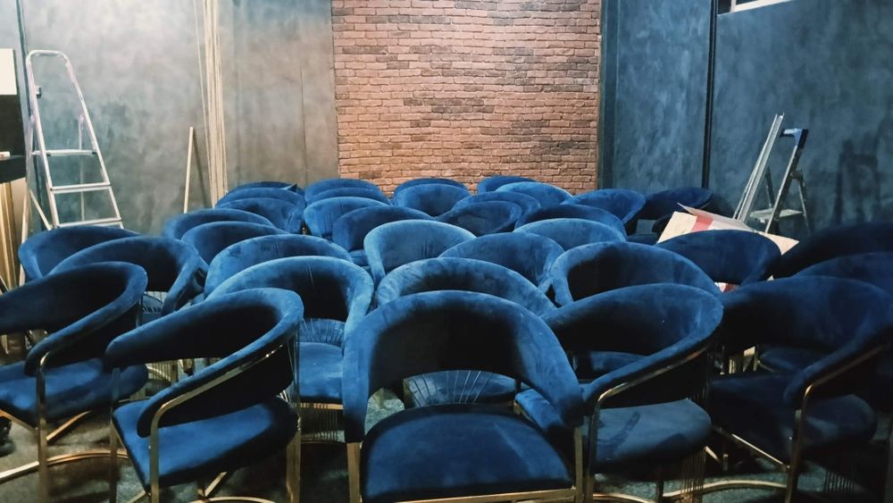 Vand mese si scaune
