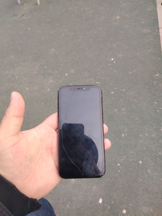 Продам телефон IPhone XR память 64 гб