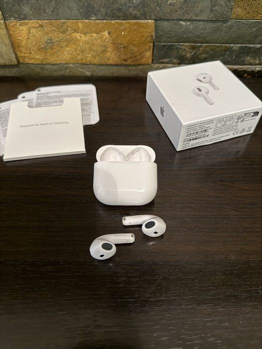 Apple Airpods 4  .