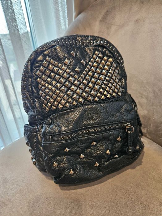 Раница в черно с