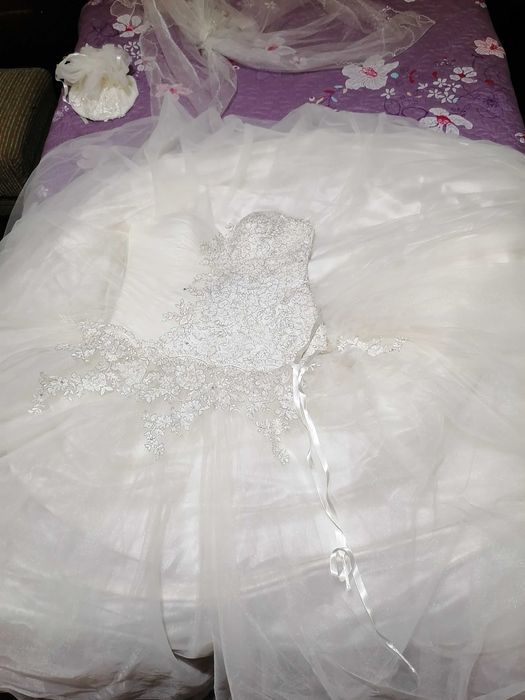 Бутикова стилна сватбена рокля