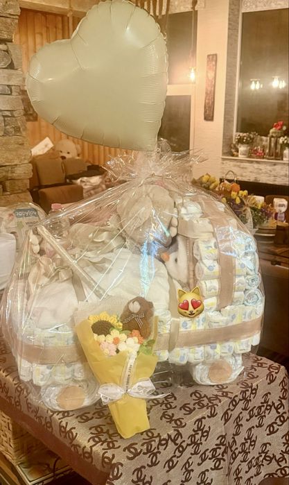 Ръчно изработена подаръчна кошница от памперси за новородено бебе