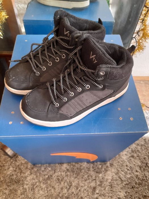 Ghete băieți mas.40, negre, frumoase si calduroase