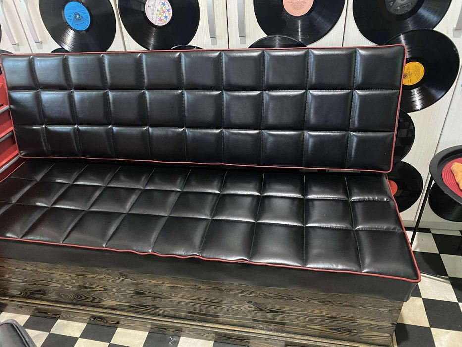 Кожен диван и два стола