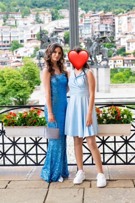 Продавам и трите рокли