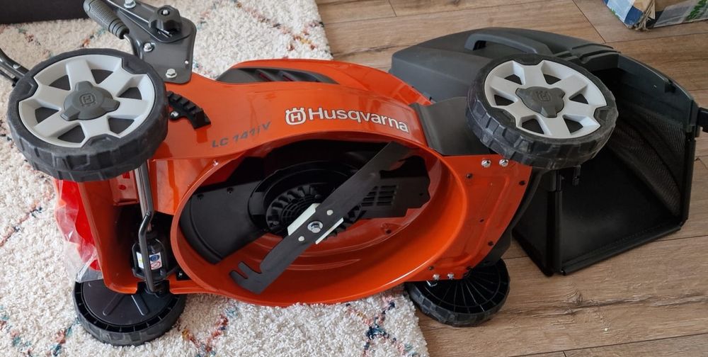 Masina tuns gazon Husqvarna LC 141iV NOUA